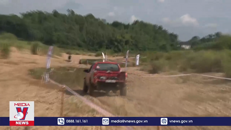 Trình diễn lái xe ô tô địa hình tại Tuyên Quang