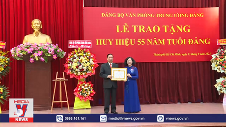 Trao huy hiệu 55 năm tuổi Đảng tặng Đại tướng Lê Hồng Anh