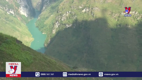 Dừng tàu du lịch trên sông Nho Quế tham quan hẻm Tu Sản